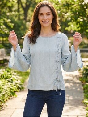 Vince Camuto NWOT soft Chambray
Lace up pull over top with bell sleeves.
Sz Lg